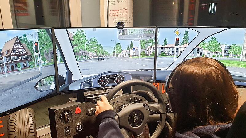 Ein Fahrsch&uuml;ler &uuml;bt an einem Simulator.