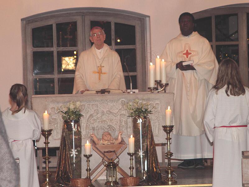 Der eremitierte Erzbischof von Bamberg Ludwig Schick (links) mit Kaplan Abbe Moise beim Festgottesdienst in Kirchaich.