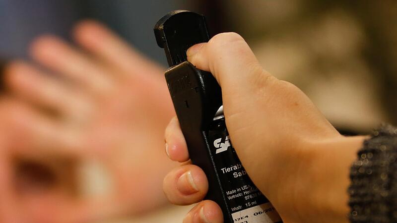 Mit einem Reizgas attackierte der Täter zwei Angestellte. Mit einem Reizgas attackierte der Täter zwei Angestellte.