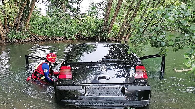 Die Wasserwacht übt mit der Feuerwehr Kirchehrenbach den Fall „Pkw im Wasser“. Die Wasserwacht übt mit der Feuerwehr Kirchehrenbach den Fall „Pkw im Wasser“.