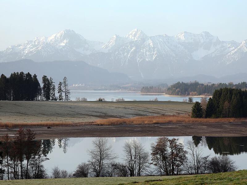 Blick auf das Alpenpanorama und den Forggensee