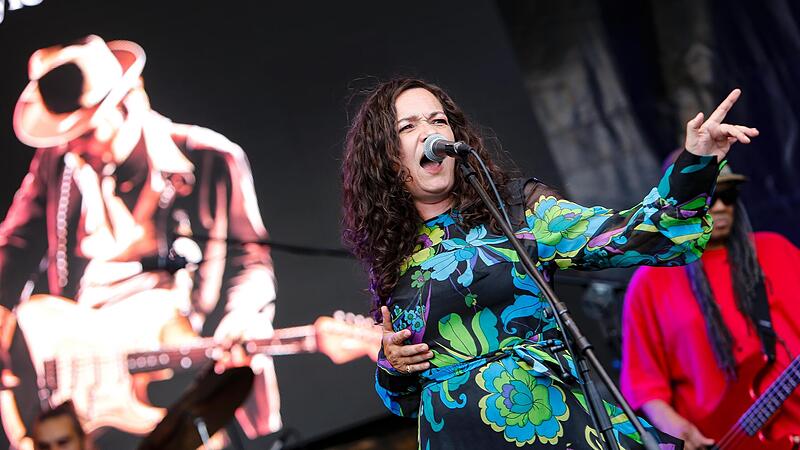 Meena Cryle und ihre Musiker machten ein von der Hitze geplagtes Publikum mit ihrer Mischung aus Coverversionen und Eigenkompositionen geh&ouml;rig munter. Stimmlich erinnerte die 45-J&auml;hrige dabei manchmal an Janis Joplin.