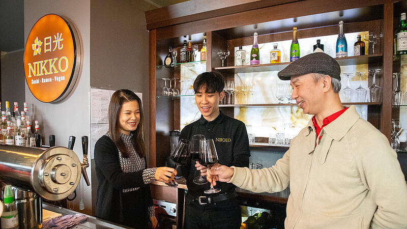 Tu Nguyen, Inhaberin des Cocoon bei der Brose Arena, ist glücklich, mit Duydong Dao (rechts) einen neuen Pächter für ihr ehemaliges Restaurant in der Luitpoldstraße gefunden zu haben.