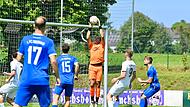 Hier fängt Oberhaids Torwart Jason Kürschner einen Ball der Ebersdorfer. Spielertrainer Fabian Baumgärtel (Nr. 17) beobachtet die Szene.