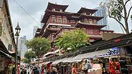 Buddhistischer Tempel in Chinatown vor einem Hawker Center