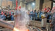 Bedächtige Stille herrschte bei den Zuschauern des Glockengusses, als sich der Bronzeguss dampfend seinen Weg in die im Boden steckenden Formen suchte. Bedächtige Stille herrschte bei den Zuschauern des Glockengusses, als sich der Bronzeguss dampfend seinen Weg in die im Boden steckenden Formen suchte.