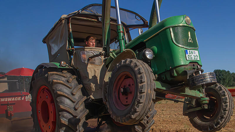 Ein Traktor der Marke Deutz b&auml;umt sich beim Bremswagenziehen in Rosenbach auf.