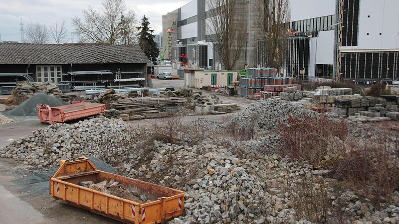 Der Lagerplatz des Forchheimer Bauhofs an der Lände wird für Siemens Healthineers weichen und auf die Schleuseninsel ziehen. Die nun drohenden Kosten sorgen für Entsetzen.Forchheim & Fränkische Schweiz
