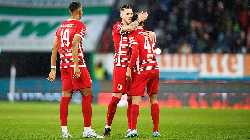 Felix Uduokhai (von links), Jeffrey Gouweleeuw und Aaron Zehnter vom FC Augsburg feiern am Freitagabend ihren Sieg in der Fußball-Bundesliga über Leverkusen. Felix Uduokhai (von links), Jeffrey Gouweleeuw und Aaron Zehnter vom FC Augsburg feiern am Freitagabend ihren Sieg in der Fußball-Bundesliga über Leverkusen.