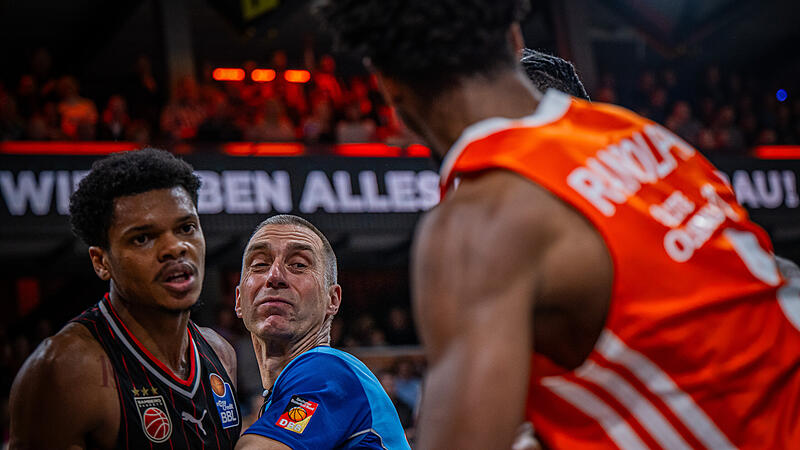 Alle H&auml;nde voll zu tun hatte Robert Lottermoser im dritten Viertel nach einem Disput zwischen Ronaldo Segu (links) und dem Vechtaner Brandon Randolph.