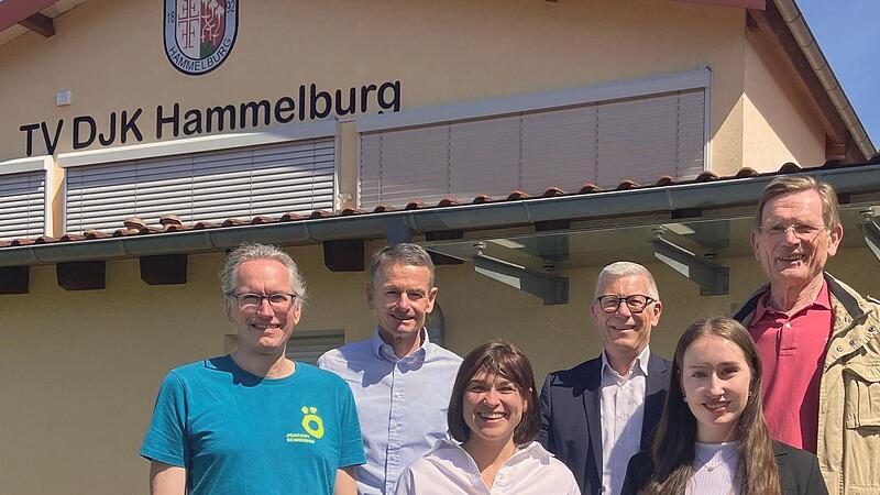 Das Vereinsheim des TV/DJK Hammelburg verfügt nun über eine umweltfreundliche Außenbeleuchtung. Auf dem Bild (von links) Joachim Schneider, Georg Oel, Ganna Kravchenko, Jürgen Klubertanz, Heidi Vieres und Willy Willeke. Das Vereinsheim des TV/DJK Hammelburg verfügt nun über eine umweltfreundliche Außenbeleuchtung. Auf dem Bild (von links) Joachim Schneider, Georg Oel, Ganna Kravchenko, Jürgen Klubertanz, Heidi Vieres und Willy Willeke.