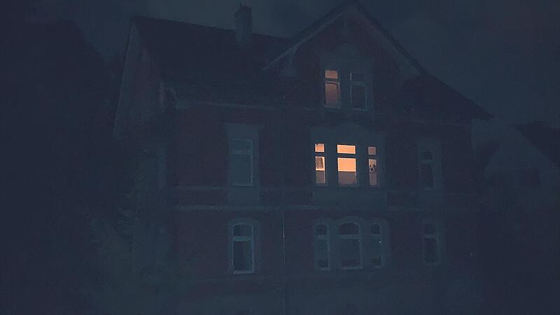 Wer eine Kerze im Haus hatte, war am Sonntagabend klar im Vorteil &ndash; ansonsten war es in einigen Teilen Coburgs einfach nur dunkel. Hier ein Foto aus der Leopoldstra&szlig;e.