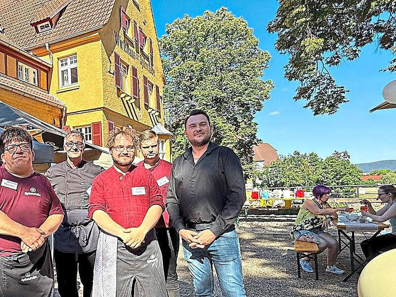 Stolz pr&auml;sentiert der Gesch&auml;ftsf&uuml;hrer Thomas Pillat (rechts) sein Team, das daf&uuml;r sorgt, dass das idyllische Wirtshaus zu einem Erfolgsprojekt wurde. Sonny Adam