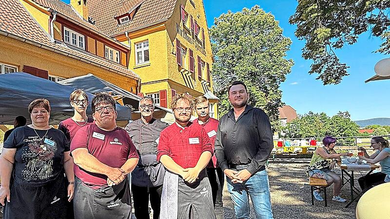 Stolz pr&auml;sentiert der Gesch&auml;ftsf&uuml;hrer Thomas Pillat (rechts) sein Team, das daf&uuml;r sorgt, dass das idyllische Wirtshaus zu einem Erfolgsprojekt wurde. Sonny Adam