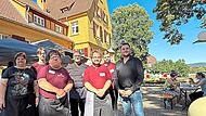 Stolz präsentiert der Geschäftsführer Thomas Pillat (rechts) sein Team, das dafür sorgt, dass das idyllische Wirtshaus zu einem Erfolgsprojekt wurde. Sonny Adam Stolz präsentiert der Geschäftsführer Thomas Pillat (rechts) sein Team, das dafür sorgt, dass das idyllische Wirtshaus zu einem Erfolgsprojekt wurde. Sonny Adam
