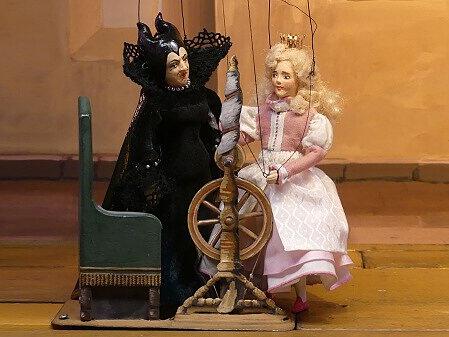 Marionettentheater Bamberg Das Stück "Dorn-Röschen" weicht etwas vom Klassiker der Gebrüder Grimm ab.
