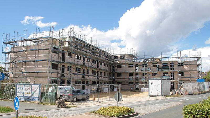 Der Rohbau vom ersten Projekt der Wohnungsbaugenossenschaft Aischgrund in der Rothenburger Stra&szlig;e in H&ouml;chstadt steht. Im n&auml;chsten Juli soll die Anlage bezugsfertig werden.