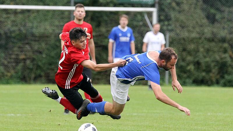 Tommy Gr&uuml;nert (re., hier im Spiel gegen den FSV Buttenheim) f&auml;llt  verletzungsbedingt mehrere Monate aus. Gegen den TSV Schammelsdorf hat sich der Spielertrainer der SpVgg Rattelsdorf k&uuml;rzlich das Wadenbein gebrochen &ndash; zum bereits zweiten Mal.