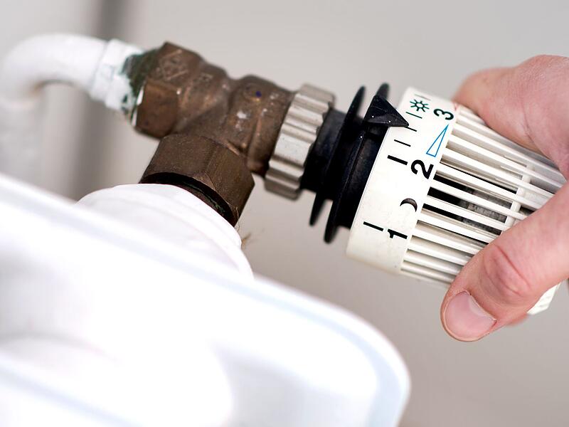 Thermostat-Ventil an einem älteren Heizkörper