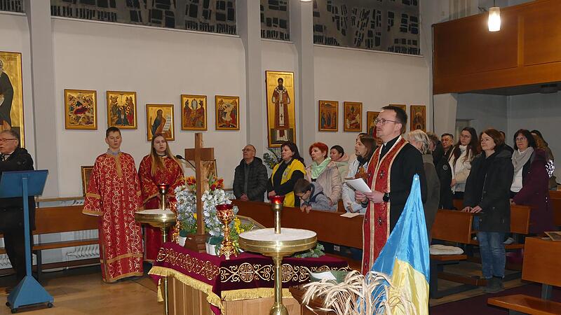 Erzpriester Ivan Sokhan und die Teilnehmer der Andacht in Gaustadt gedachten im Gebet der unschuldigen Opfer des Krieges.