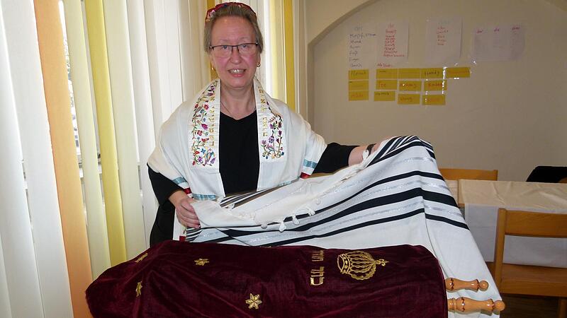 Antje Yael Deusel ist Rabbinerin für die Liberale Jüdische Gemeinde Mischkan ha-Tfila Bamberg und als Urologin in einer Praxis tätig.