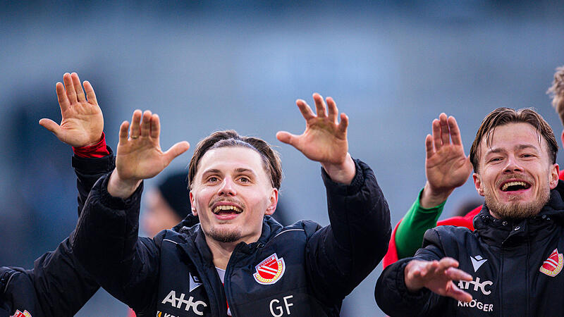Der Enchenreuther Erik Engelhardt (Mitte) feierte mit Energie den Sieg gegen Arminia Bielefeld.