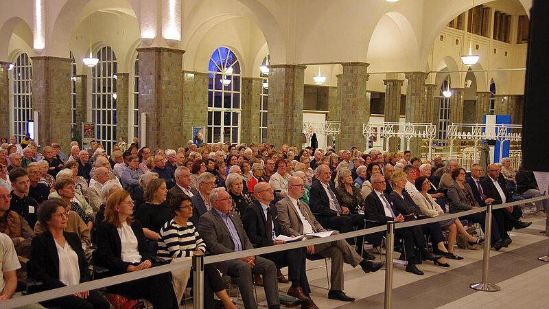 Jede Menge Gäste verfolgten das Jubiläum des Fördervereins in der Wandelhalle. Jede Menge Gäste verfolgten das Jubiläum des Fördervereins in der Wandelhalle.