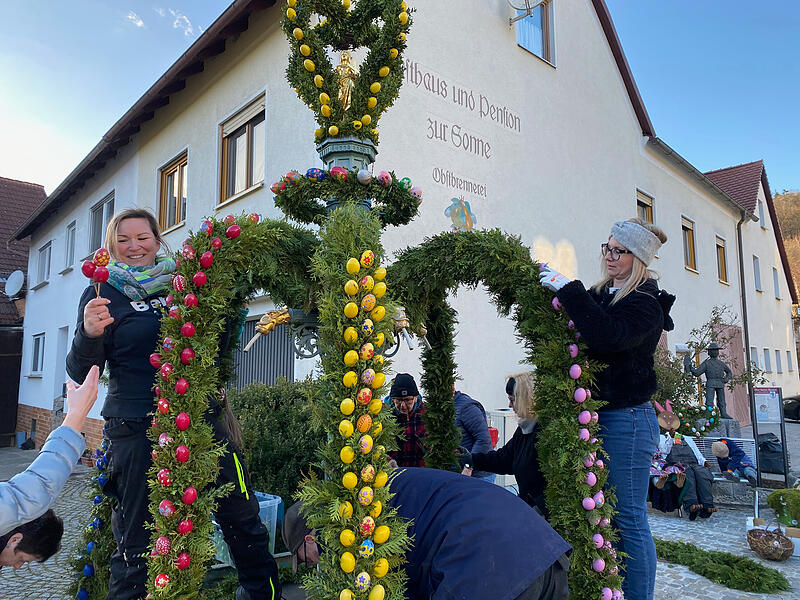 Im kleinen Ort Oberehrenbach ist dieses Jahr wieder der Dorfbrunnen mit viel Herzblut und Liebe zum Detail vom Tracht- und Traditionsverein Oberehrenbach &ouml;sterlich geschm&uuml;ckt worden.