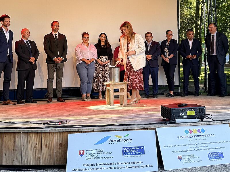 Auf Coburger Spuren in Pohorela (Slowakei)Coburger Spuren in der Slowakei Bei der Wiedereröffnung des Coburg-Parks im slowakischen Pohorela durfte auch die Coburgerin Franziska Bartl von der Prinz-Albert-Gesellschaft etwas in die Zeitkapsel geben.