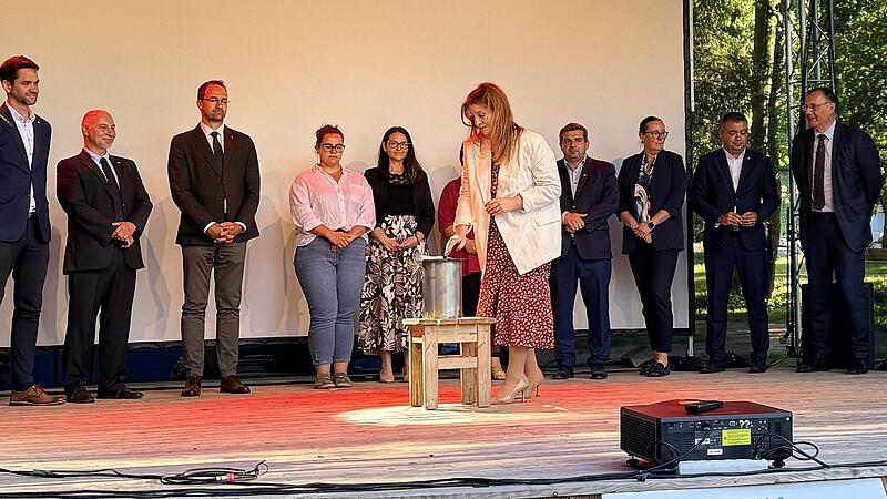 Auf Coburger Spuren in Pohorela (Slowakei)Coburger Spuren in der Slowakei Bei der Wiedereröffnung des Coburg-Parks im slowakischen Pohorela durfte auch die Coburgerin Franziska Bartl von der Prinz-Albert-Gesellschaft etwas in die Zeitkapsel geben.