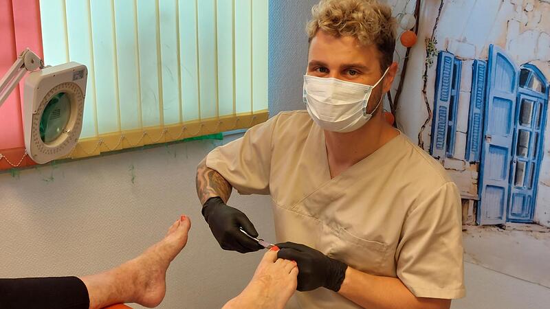 Ab Mitte September wird sich auch Sven Saueressig als fertig ausgebildeter Podologe um die Patienten in der Praxis seiner Mutter in Hallstadt k&uuml;mmern.