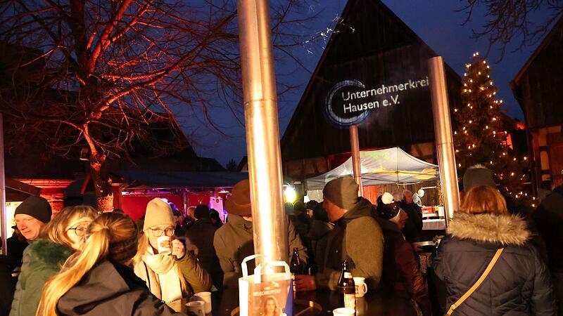 Die Besucher versammelten sich gut gelaunt um die w&auml;rmenden Feuertonnen und genossen das gesellige Beisammensein auf dem Weihnachtsmarkt in Hausen.Forchheim & Fr&auml;nkische Schweiz