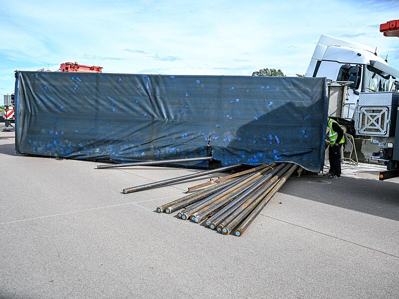 Lkw-Reifenplatzer auf A8 - Stau bis zu acht Kilometer