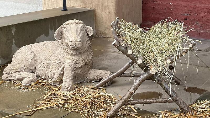 Entwendet:  Das Christkind vor dem Staffelsteiner Rathaus lag nur wenige Tage in der Krippe. Unbekannte haben die Skulptur weggenommen. Die Suche nach der Figur l&auml;uft noch. Die kleine Plastik des Marktzeulner K&uuml;nstlers Christian Peter Plentz hat einen materiellen Wert von 500 Euro.