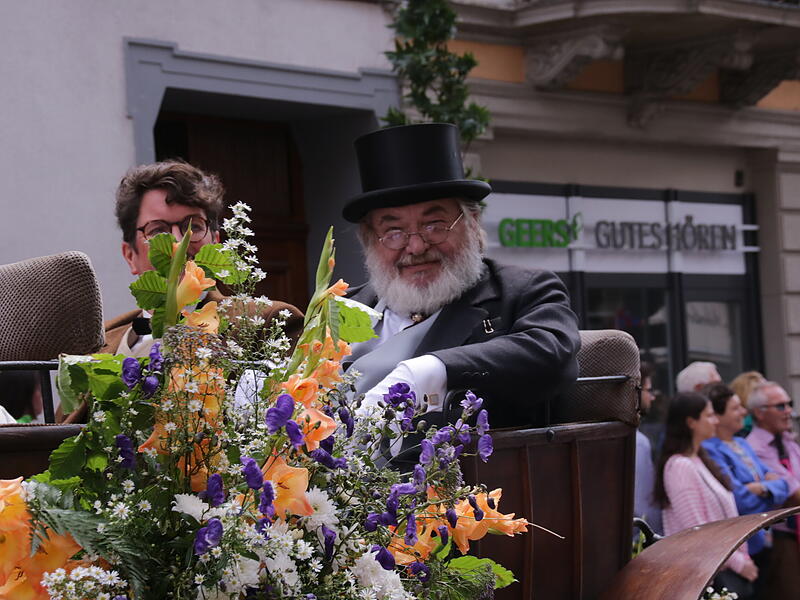 Herbert Howert war als Friedrich von Hessing, Hofrat und Badp&auml;chter, beim Umzug dabei. Neben ihm Poet Viktor von Scheffel.