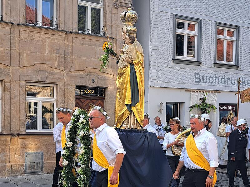 Am Freitag ist die traditionelle Prozession zu Mari&auml; Himmelfahrt durch Forchheim gezogen.