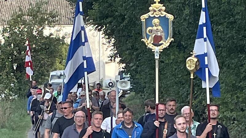 Nur noch wenige Kilometer haben die Wallfahrer noch von Kützberg bis Ramsthal zurückzulegen. Nur noch wenige Kilometer haben die Wallfahrer noch von Kützberg bis Ramsthal zurückzulegen.