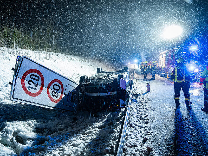 Winter h&auml;lt Einsatzkr&auml;fte auf Trab - zwei Verletze nach &Uuml;berschlag im dichten SchneetreibenUnfall A 73 zwischen Coburg und Eisfeld