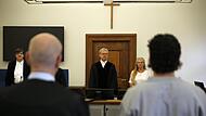 Der Vorsitzende Richter Johannes Tr&auml;nkle und die beiden Sch&ouml;ffinnen stehen den Angeklagten (hier H. mit seinem Anwalt) gegen&uuml;ber.