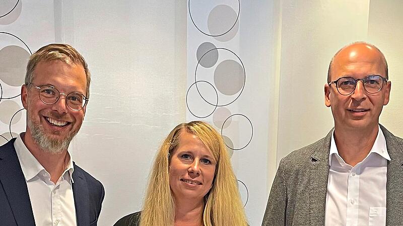 Die VR-Bank gratuliert Melanie Koch herzlich zu Ihrem Jubil&auml;um. Unser Bild zeigt (von links) Bereichsleiter Frank Fischer, Melanie Koch und Vorstand Rainer Geis. Lena Eberhardt/VR-Bank Bad Kissingen