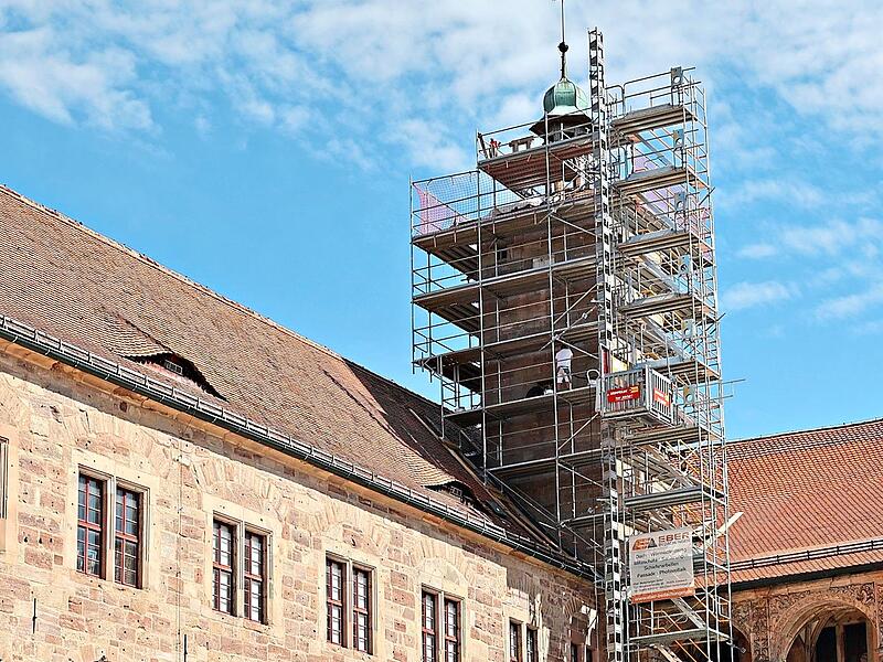 Der Uhrenturm im Schönen Hof ist eingerüstet. Der Uhrenturm im Schönen Hof ist eingerüstet.