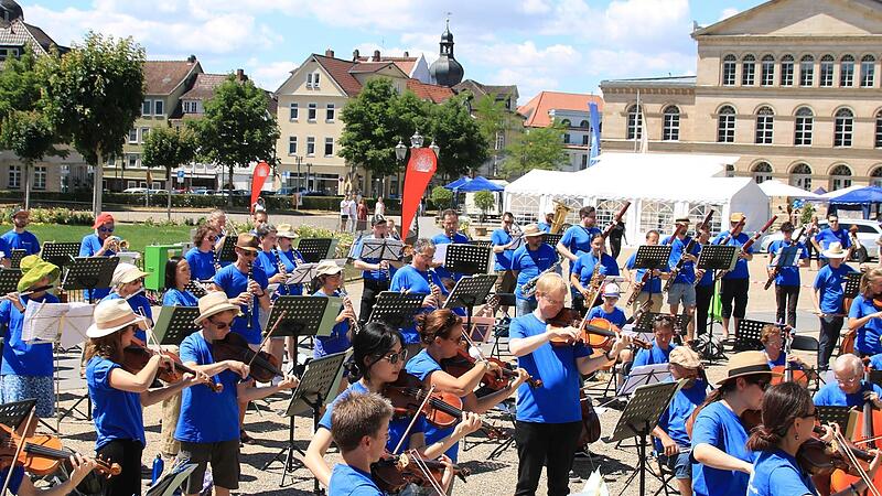Profis und Laien musizierten gemeinsam beim Symphonic Mob des Landestheaters auf dem Coburger Schlossplatz.