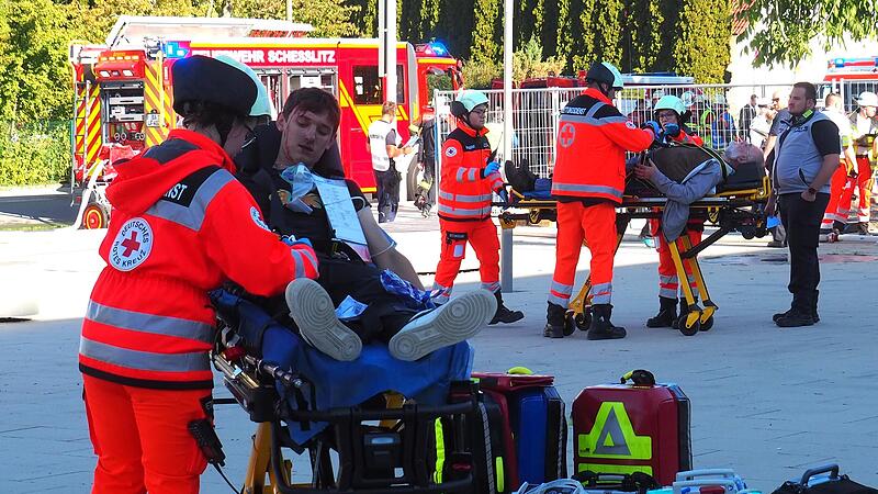 Rund 200 Einsatzkräfte testeten bei einer groß angelegten Übung in Scheßlitz ihre Reaktionsfähigkeit und Zusammenarbeit in einem simulierten Notfallszenario mit vielen Verletzten.