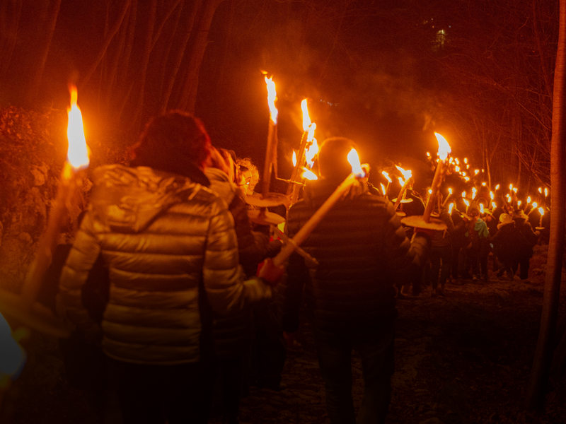 Der Wildpark veranstaltet eine Fackelwanderung.Forchheim & Fränkische Schweiz