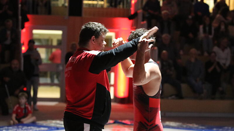 Trainer Jens Bayer (li.) und Johann Engelhardt (re.) nach dessen entscheidendem Sieg im letzten Kampf des Abends