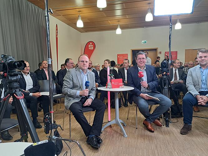 Moderiert wird die Veranstaltung von Fajsz Deáky (Coburger Tageblatt) und Thomas Apfel (Radio EINS)