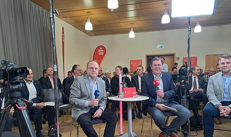 Moderiert wird die Veranstaltung von Fajsz De&aacute;ky (Coburger Tageblatt) und Thomas Apfel (Radio EINS)