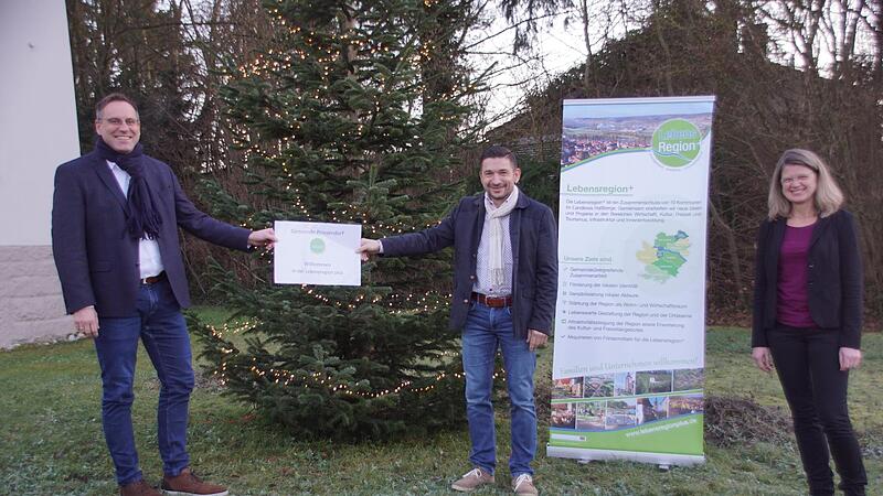 Aufgenommen in die &bdquo;Lebensregion Plus&ldquo; wurde Priesendorf mit B&uuml;rgermeister Matthias Krapp (Mitte) von Ile-Sprecher Matthias B&auml;uerlein und der Ile-Managerin Ulla Schmidt.