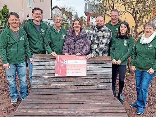 Bei der Spenden&uuml;bergabe (von links): Wolfgang Wohlleber, Dominic Griesbach, Peter Deusel, Ramona Weiss, Richard Dreband, Erwin G&ouml;rtler, Lena Schuster und Brigitte Lotter.