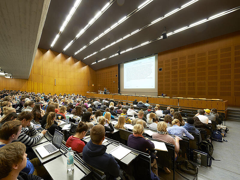 Fast 40.000 Studierende sind an der Friedrich-Alexander-Universit&auml;t in Erlangen und N&uuml;rnberg eingeschrieben. Weil jene aus dem Nicht-EU-Ausland ab 2027 Studiengeb&uuml;hren zahlen sollen, regt sich Widerstand.